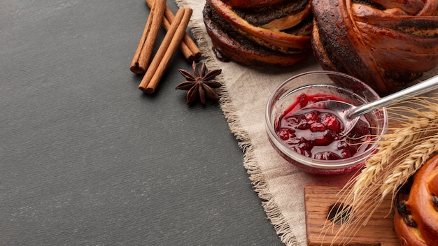 Confiture sucrée et bâtons de cannelle