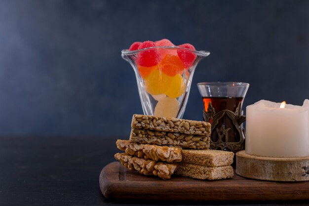 Confitures et biscuits au sésame avec un verre de thé