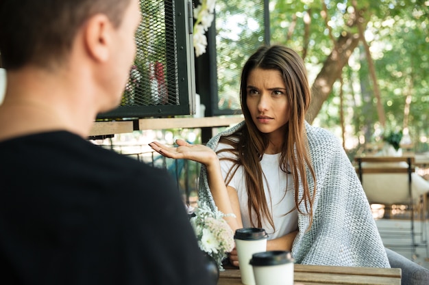 Confondu jeune femme gesticulant avec main