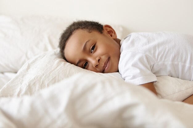 Photo gratuite confort, enfance heureuse, concept de relaxation et de sommeil.