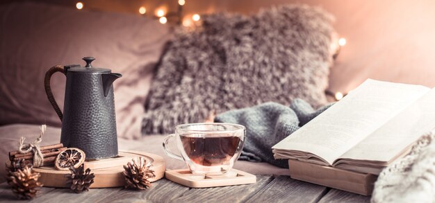 Photo gratuite confort de la maison, détails de l'intérieur festif sur une table en bois