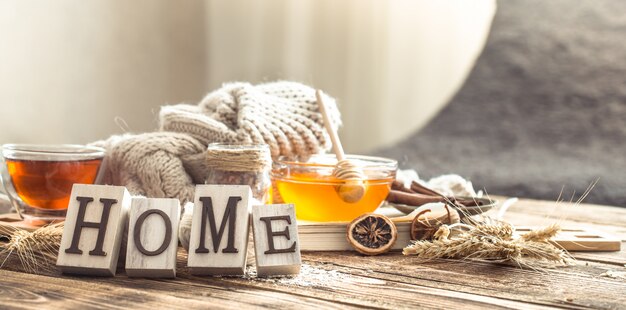 Confort de la maison nature morte avec une tasse de thé