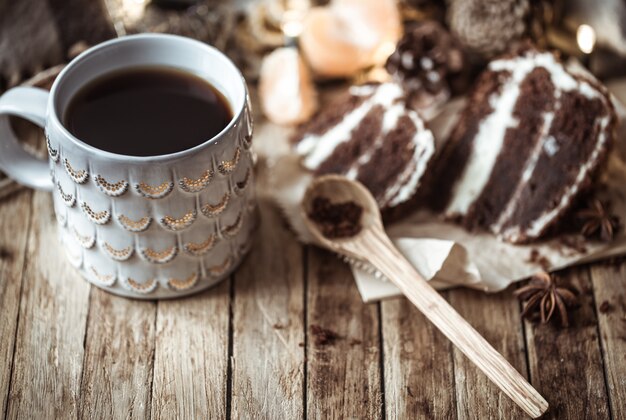 confortable tasse de thé et morceau de gâteau