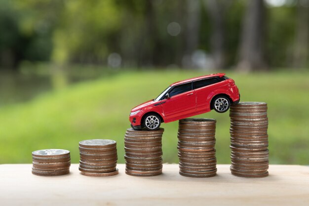 Économiser de l'argent pour une voiture ou une voiture d'échange contre de l'argent