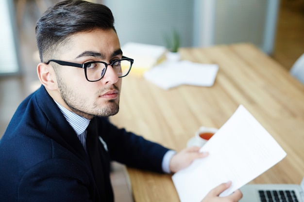 Économiste avec papiers