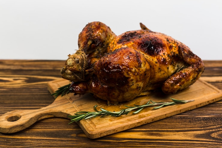 Photo gratuit conseil avec du poulet rôti sur la table