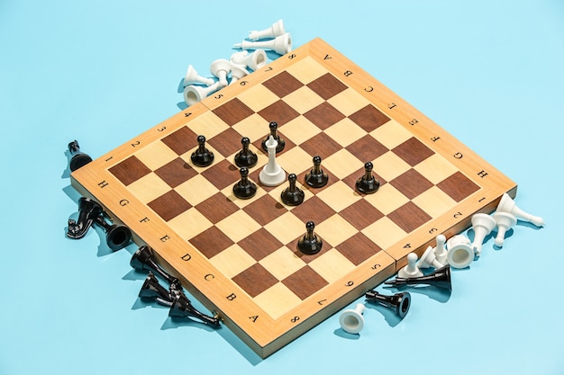 Photo gratuite conseil d'échecs et concept de jeu. idées commerciales, concurrence, stratégie et nouveau concept d'idées.