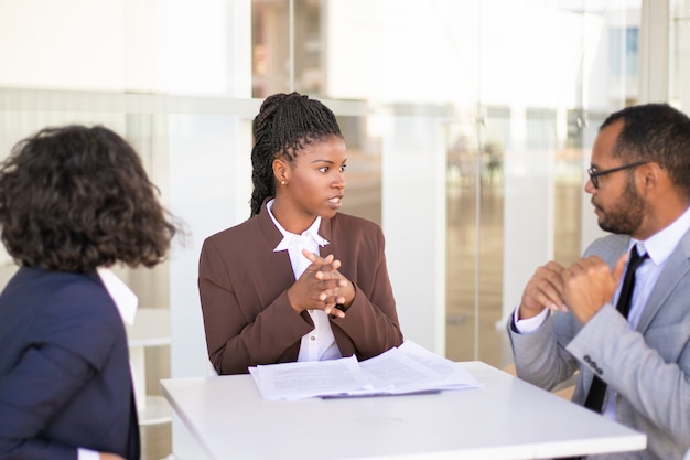 Conseiller expliquant les détails du document aux clients