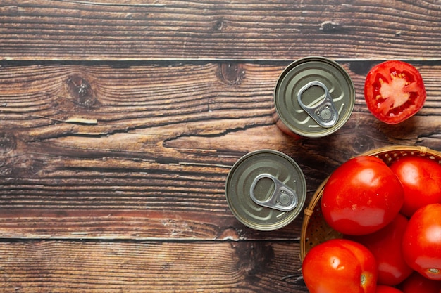 Conserves de poisson dans une soupe aux tomates