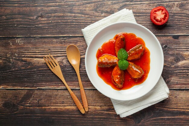 Conserves de poisson dans une soupe aux tomates