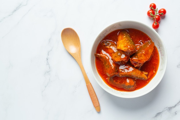 Conserves de poisson dans une soupe aux tomates