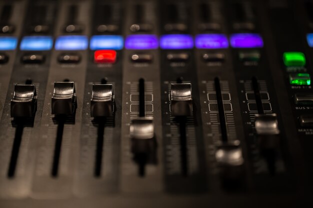 console de mixage numérique à fader avec indicateur de volume