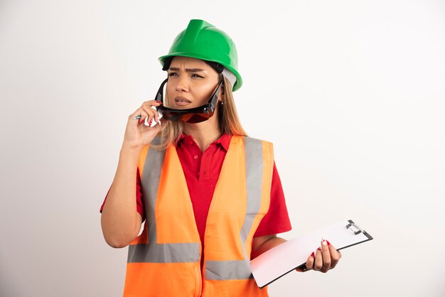 Constructeur féminin regardant loin et portant des lunettes.