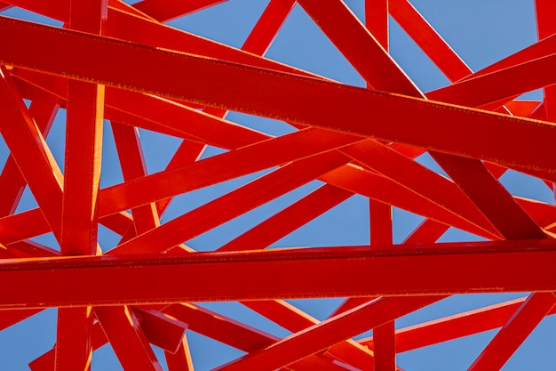 Photo gratuite construction abstraite rouge et ciel bleu