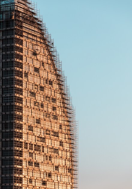 Construction d'un bâtiment moderne sous ciel bleu