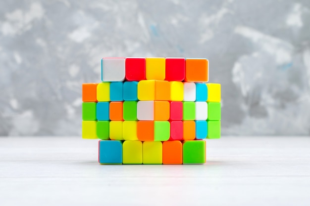 Constructions de jouets colorées conçues et façonnées sur un cube de rubis en plastique léger