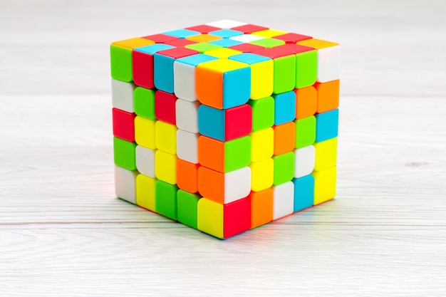 Constructions de jouets colorés conçus et façonnés sur un bureau léger, cube de rubis de construction en plastique jouet