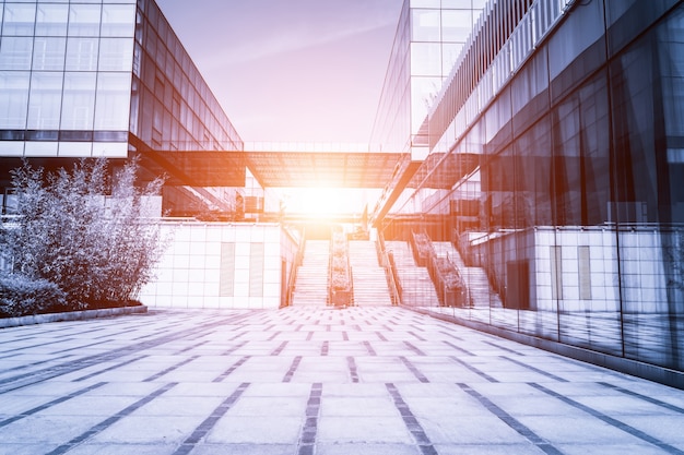 Photo gratuite construire avec des escaliers avec le soleil dans le middel