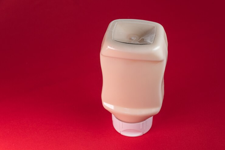 Photo gratuit container de mayonnaise sur la surface rouge