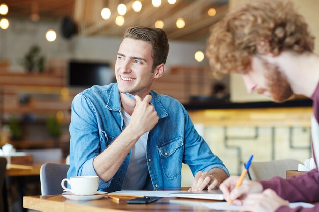 Contempler au café