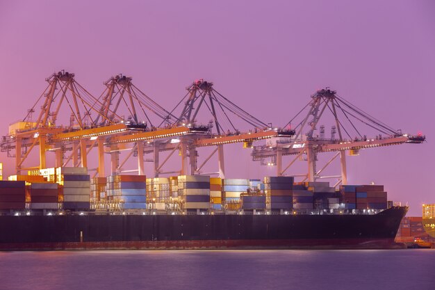 Conteneur industriel Navire de fret au port pour Logistic Import Export