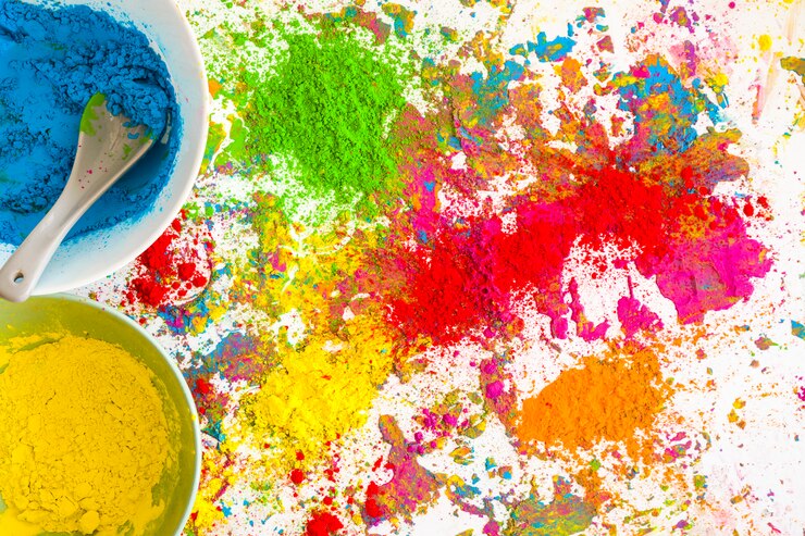 Photo gratuit conteneurs avec des couleurs bleu et jaune près de la pile de couleurs vives sèches
