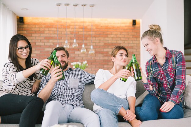 Content amis acclamant avec de la bière s&#39;amuser