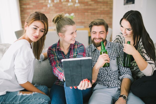 Content amis prenant selfie sur la fête