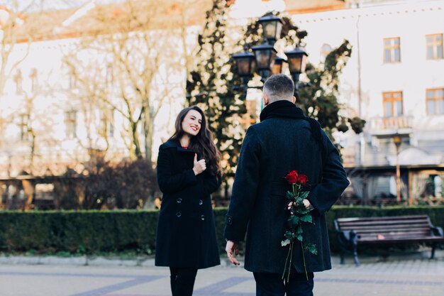 Content, homme, préparer, roses, petite amie