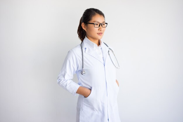 Content jolie jeune femme médecin asiatique.