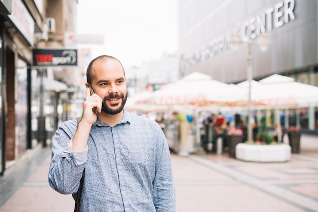 Content man appréciant la conversation téléphonique