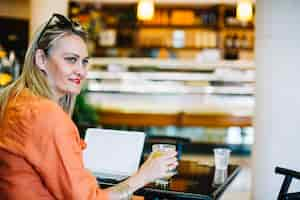 Photo gratuite contenu adulte femme passer du temps à la cafétéria