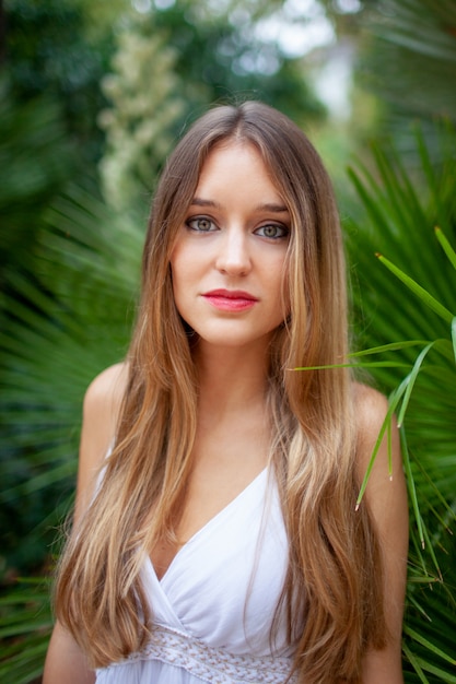 Photo gratuite contenu belle jeune femme regardant la caméra en plein air