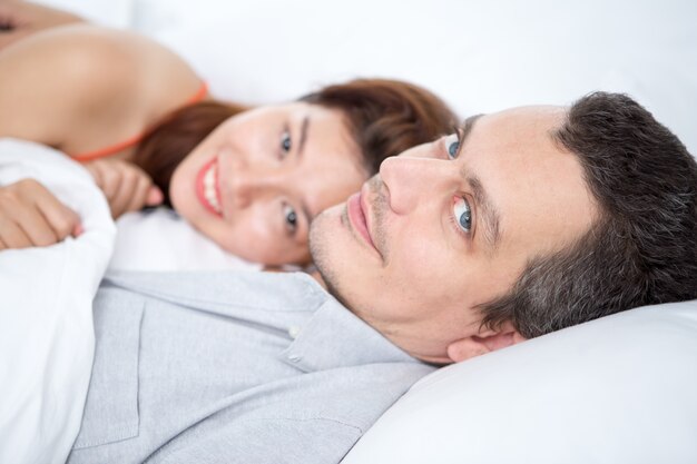 Contenu Couple interracial reposant dans le lit