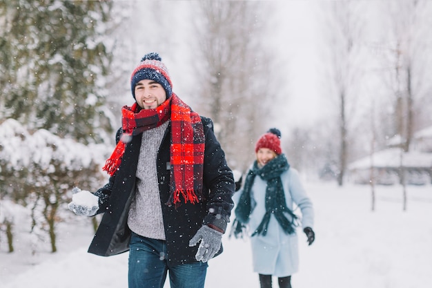 Contenu couple ludique s&#39;amuser dans les bois