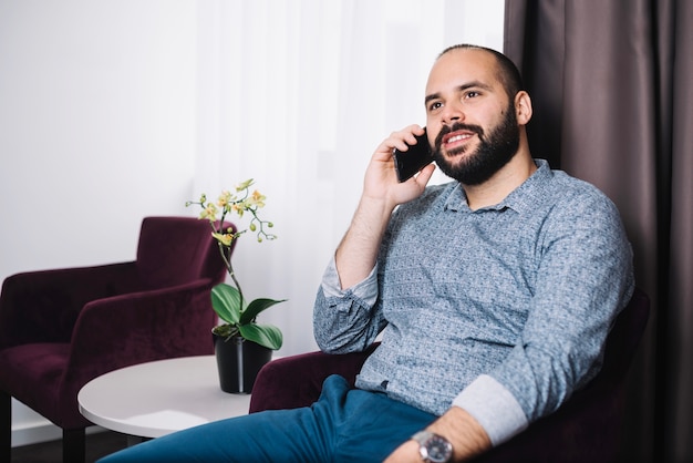 Contenu élégant homme parlant au téléphone