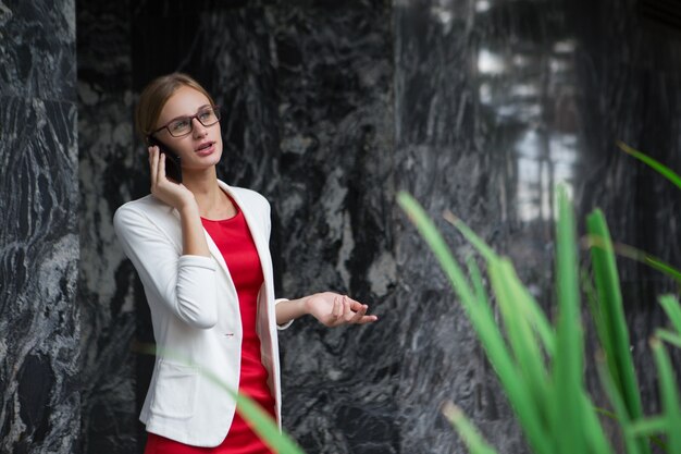 Contenu élégant Jeune femme parlant au téléphone