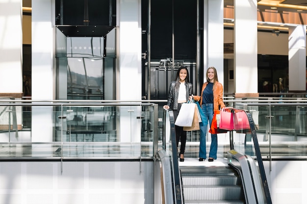 Photo gratuite contenu des femmes avec des achats