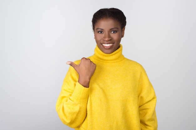 Contenu jeune femme pointant sur l'espace de copie