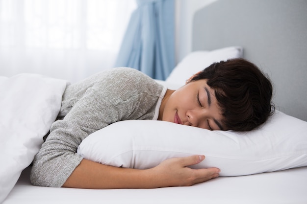 Contenu Jeune fille asiatique dormant dans le lit