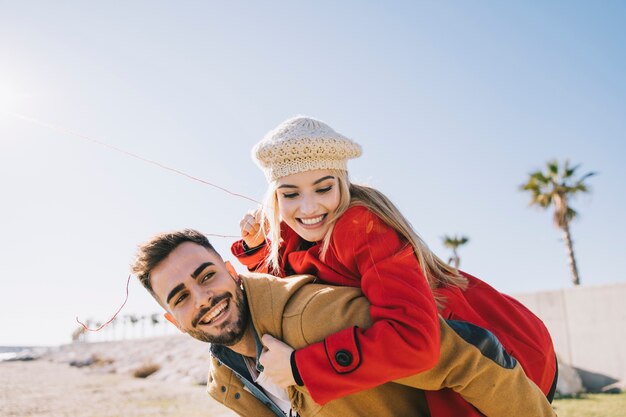 Contenu des jeunes posant sur le rivage