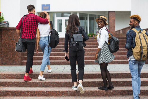 Contenu des personnes posant sur les escaliers