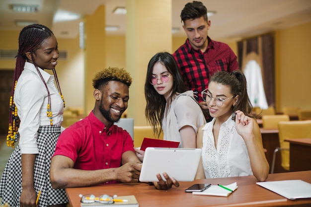 Photo gratuite contenu des personnes qui travaillent et étudient