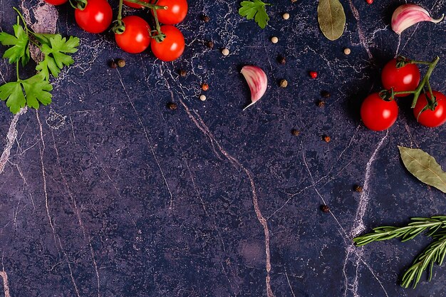 Contexte alimentaire - légumes frais et diverses épices. concept de cuisine. vue de dessus.