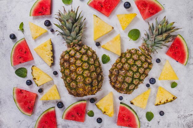 Contexte d&#39;été avec des portions d&#39;ananas et de pastèque