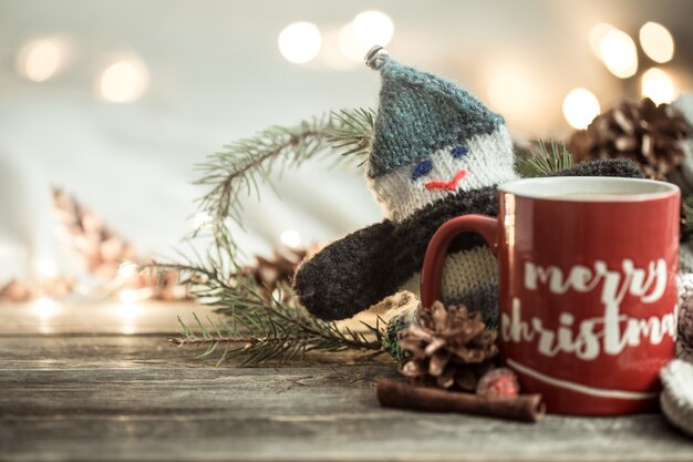 Contexte festif avec une tasse et l'inscription joyeux Noël.