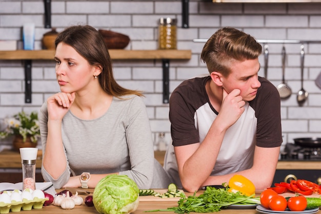 Contrarié jeune couple en querelle dans la cuisine