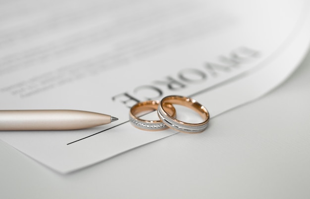 Contrat de divorce en gros plan avec anneaux