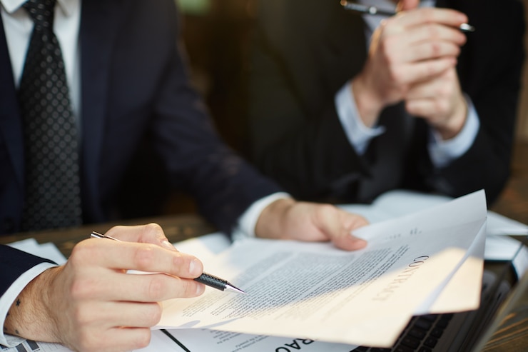 Photo gratuit contrat de lecture d'homme d'affaires