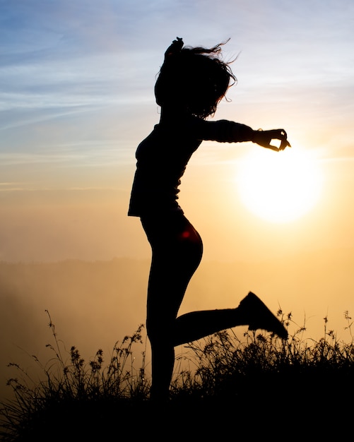 Photo gratuite contre-jour. silhouette de fille. bali. indonisya